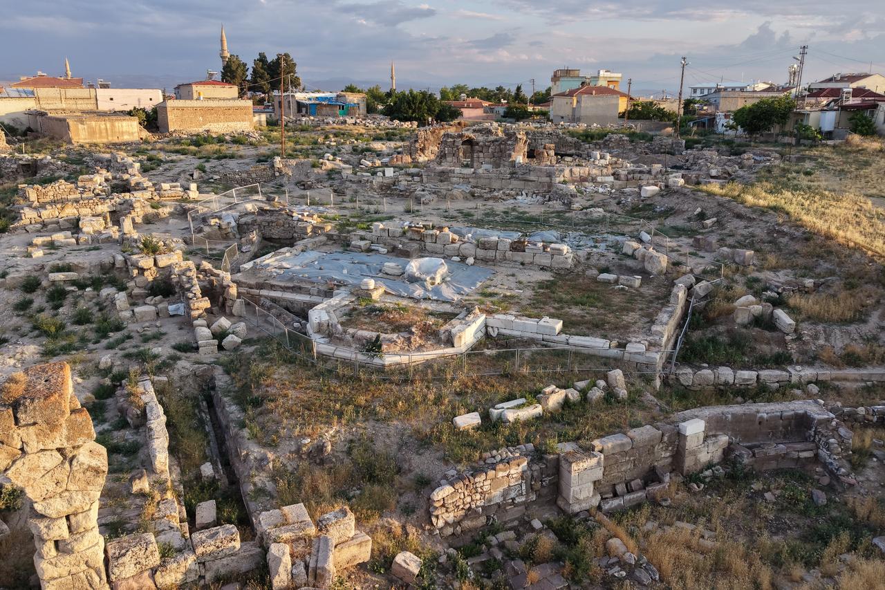 Archaeologists unearth 18 tombs at ancient Tyana church