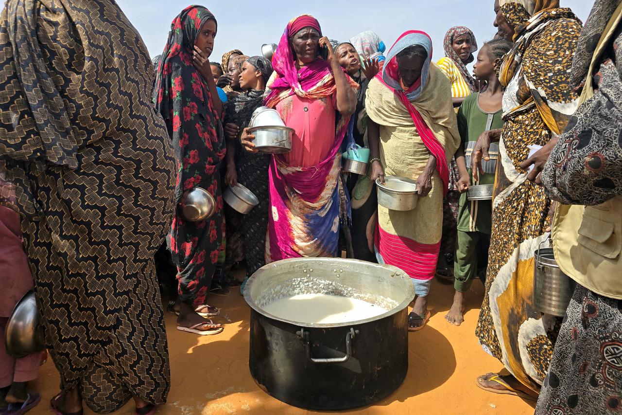 Sudanese women gather for a hot meal in al-Rahmaniyah camp for displaced people, near the city of El-Obeid, July 7, 2026. (AFP Photo)