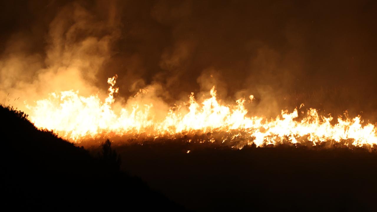 Firefighters battle fierce Sicily wildfires