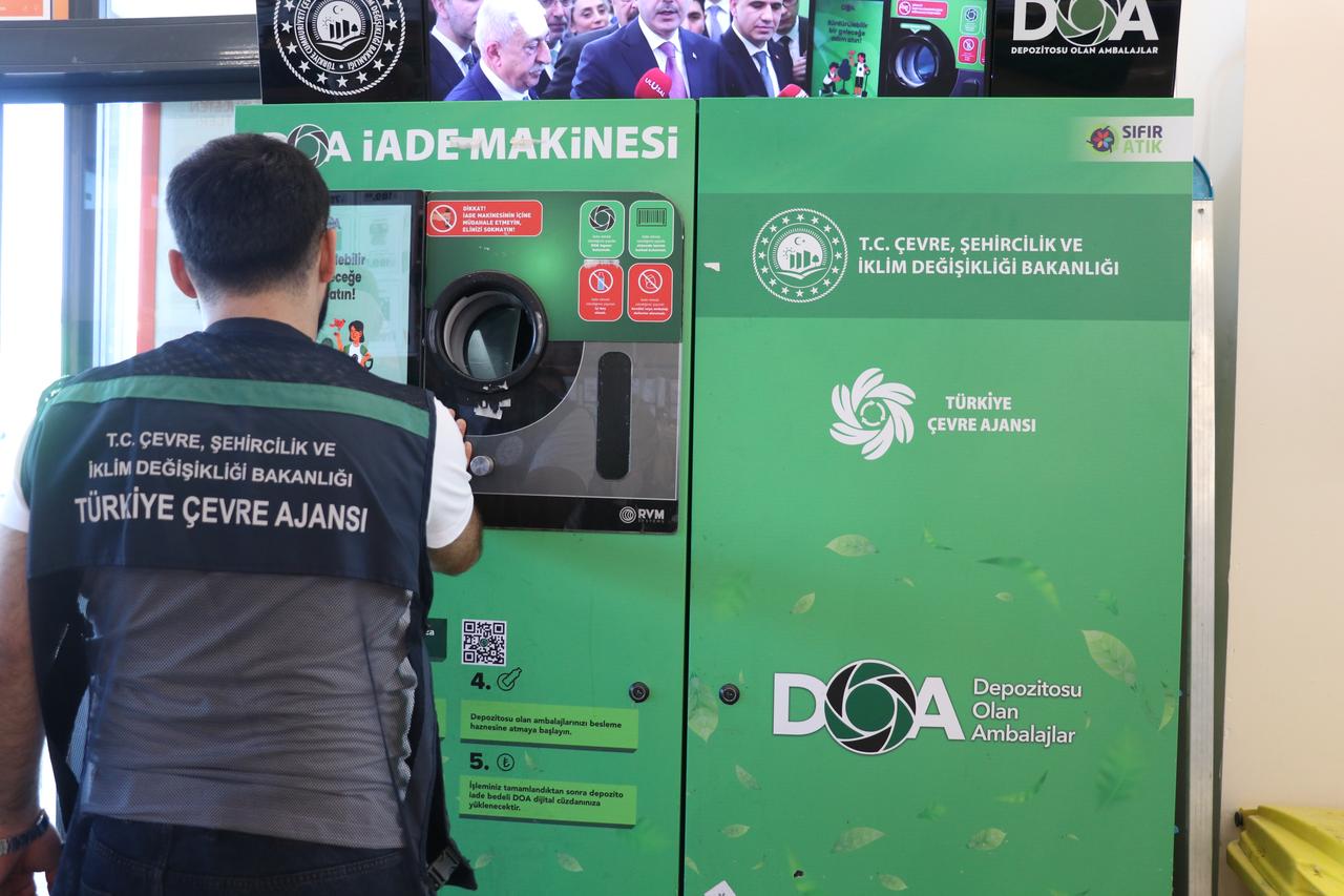 A Türkiye Environment Agency official checks a deposit return machine in Sakarya, Türkiye, July 10, 2026. (AA Photo)