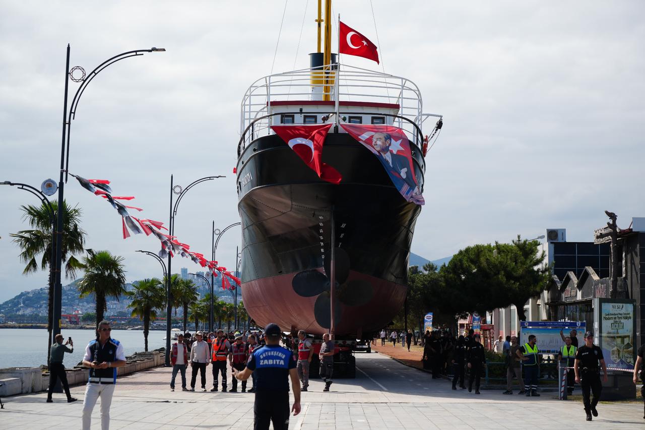 Bandirma Ferry Museum moved by land to historic pier in Samsun