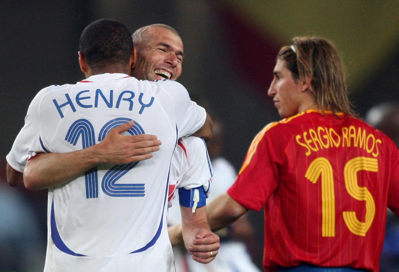 Thierry Henry (L) and teammate Zinedine Zidane (C) celebrate next to Spanish defender Sergio Ramos (R) at the end of the World Cup 2006 round of 16 football game Spain vs. France, on June 27, 2006 at Hanover stadium. (AFP Photo)