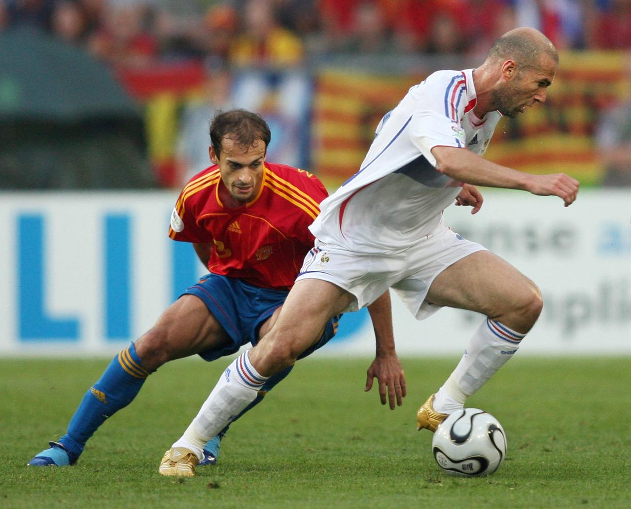 Zinedine Zidane (R) is challenged by Asier Del Horno during the World Cup 2006 round of 16 football game Spain vs. France, on June 27, 2006 at Hanover stadium. (AFP Photo)