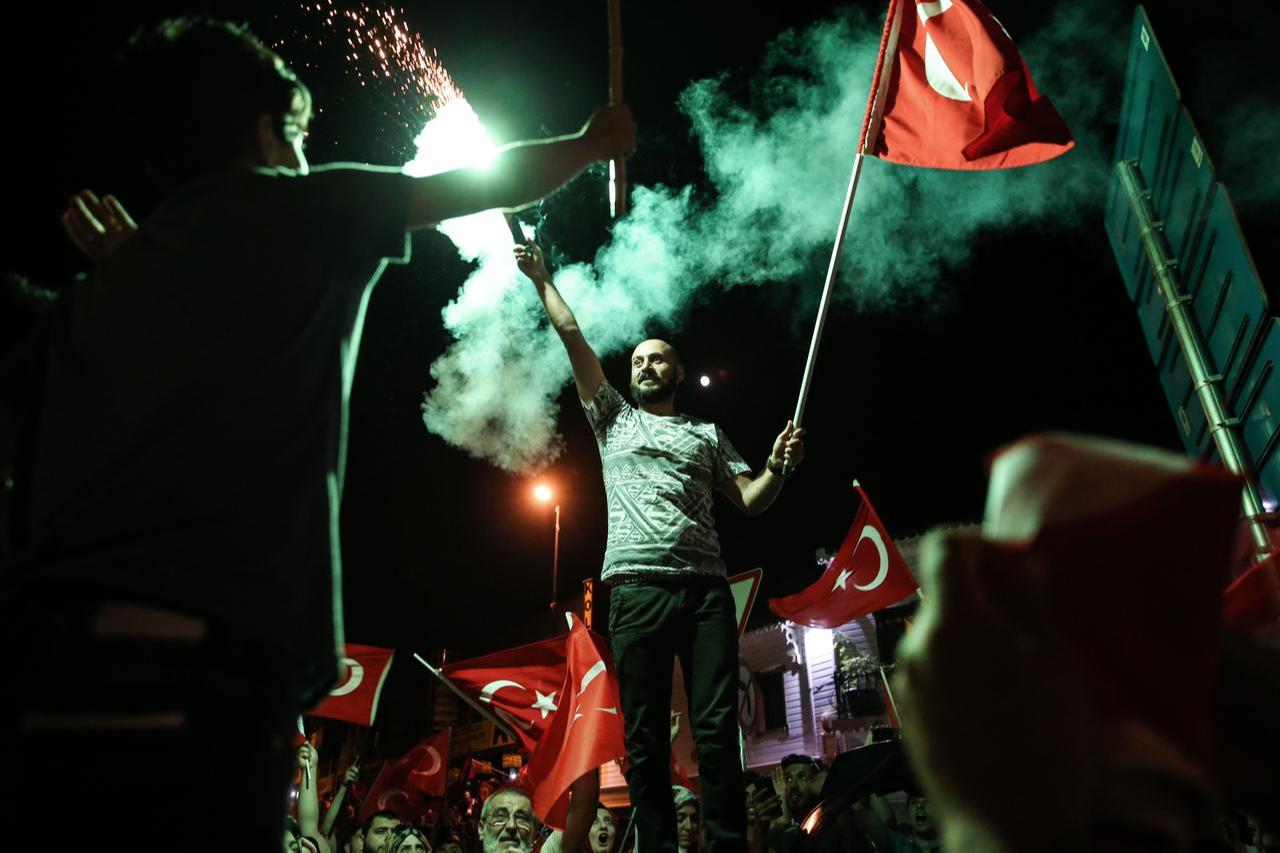 People gather in front of Turkish President Recep Tayyip Erdogan's residence to protest the FETO's failed military coup attempt, Istanbul, Türkiye, July 17, 2016.(AA Photo)
