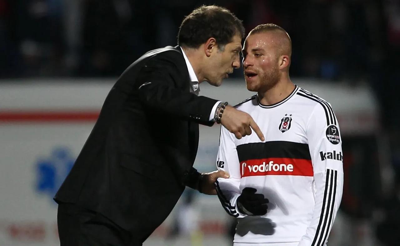 Besiktas head coach Slaven Bilic (L) gives instructions to midfielder Gokhan Tore during a Turkish Super Lig match against Eskisehirspor at Ataturk Olympic Stadium in Istanbul, Türkiye, March 9, 2014. (AA Photo)
