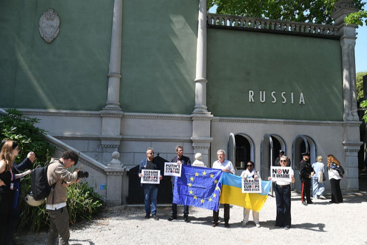 EU Commission pushes to end Venice Biennale funding over Russia's return