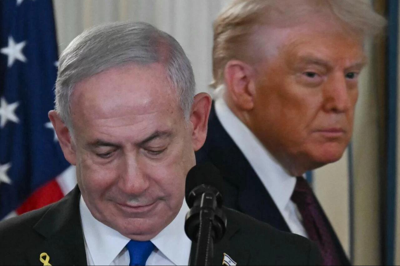 US President Donald Trump and Israeli Prime Minister Benjamin Netanyahu (L) arrive for a press conference in the State Dining Room of the White House in Washington, September 29, 2025. (AFP Photo)