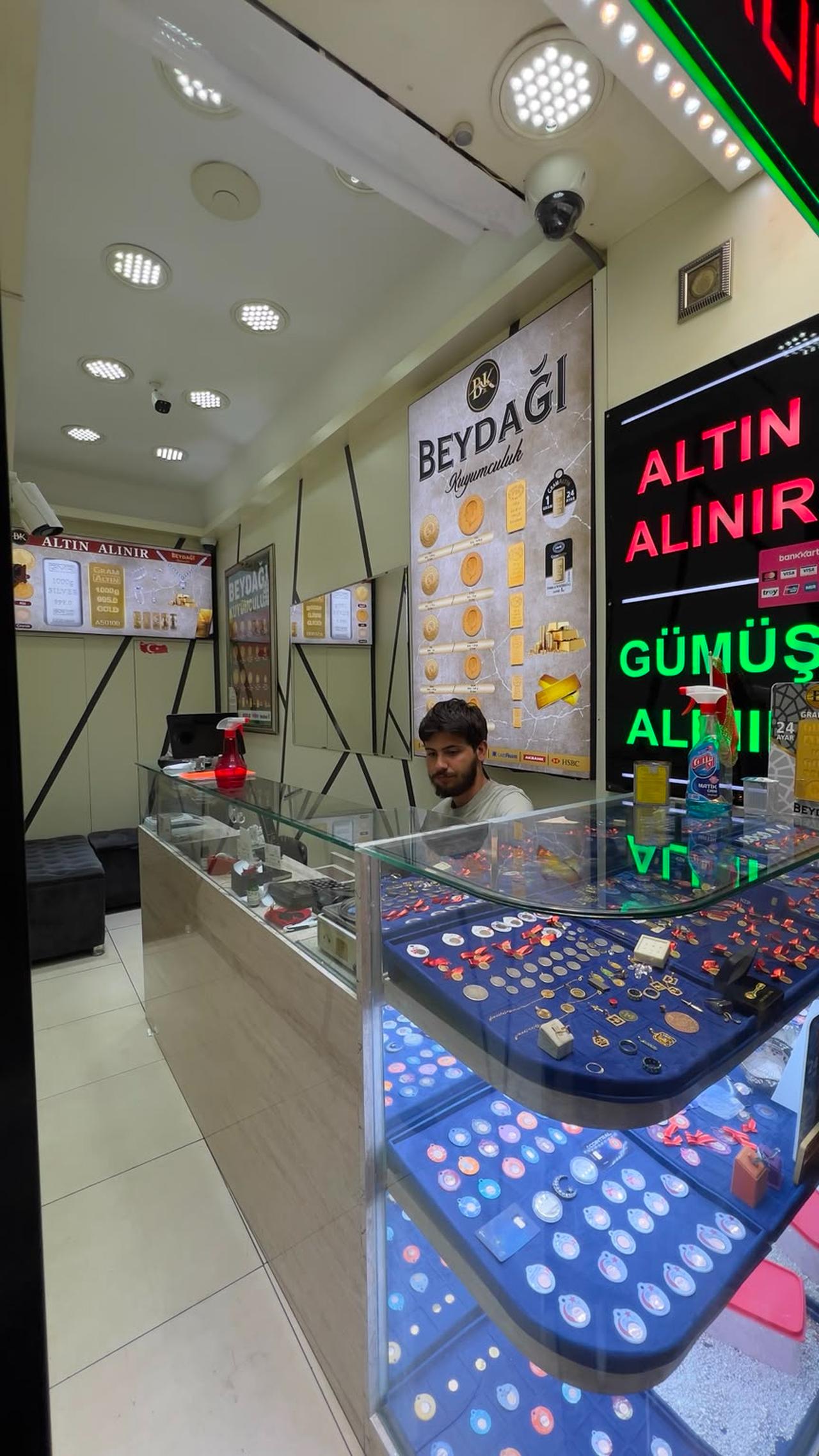 A jeweler sits behind the counter at Beydagi Kuyumculuk in Istanbul’s Grand Bazaar, where customers buy and sell gold coins, bars and jewelry. (Photo by Türkiye Today)