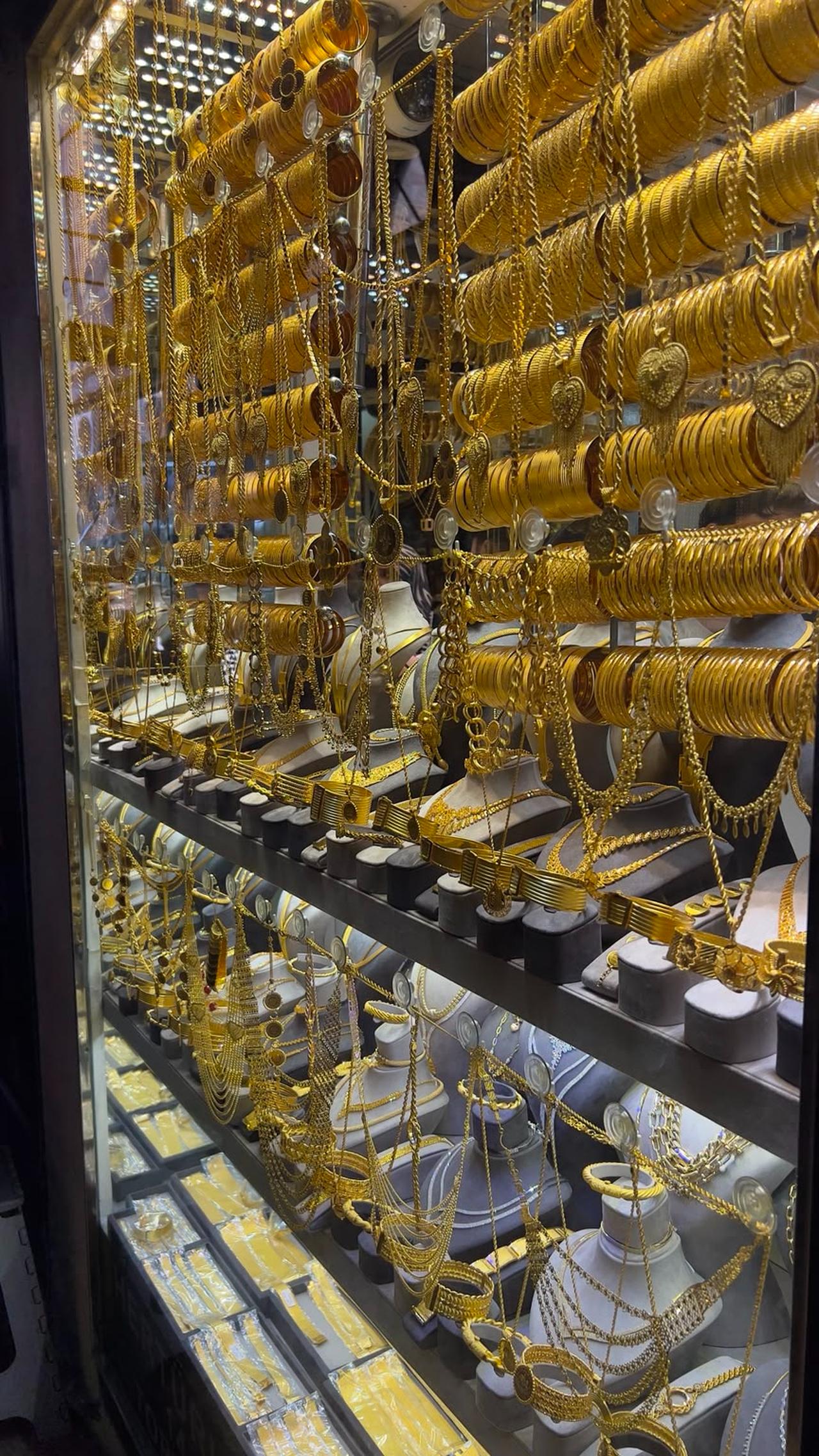 Gold bracelets, necklaces and bridal sets fill the window of a jewelry shop in Istanbul’s Grand Bazaar, reflecting gold’s enduring place in Turkish wedding traditions. (Photo by Türkiye Today)