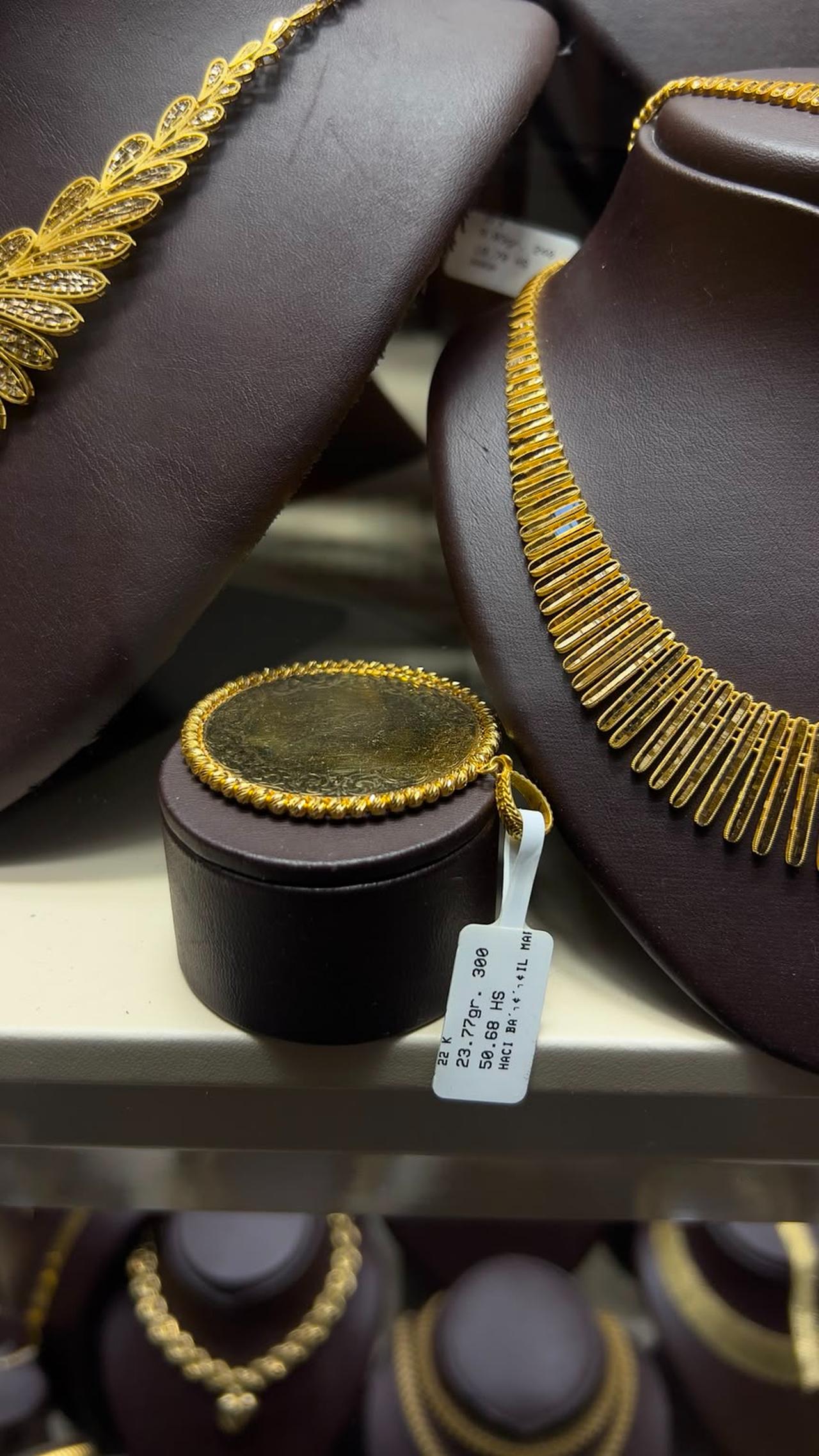 Traditional gold necklaces and a large coin pendant are displayed at a jewelry shop in Istanbul. Such pieces are commonly given to brides as both adornment and financial security. (Photo by Türkiye Today)