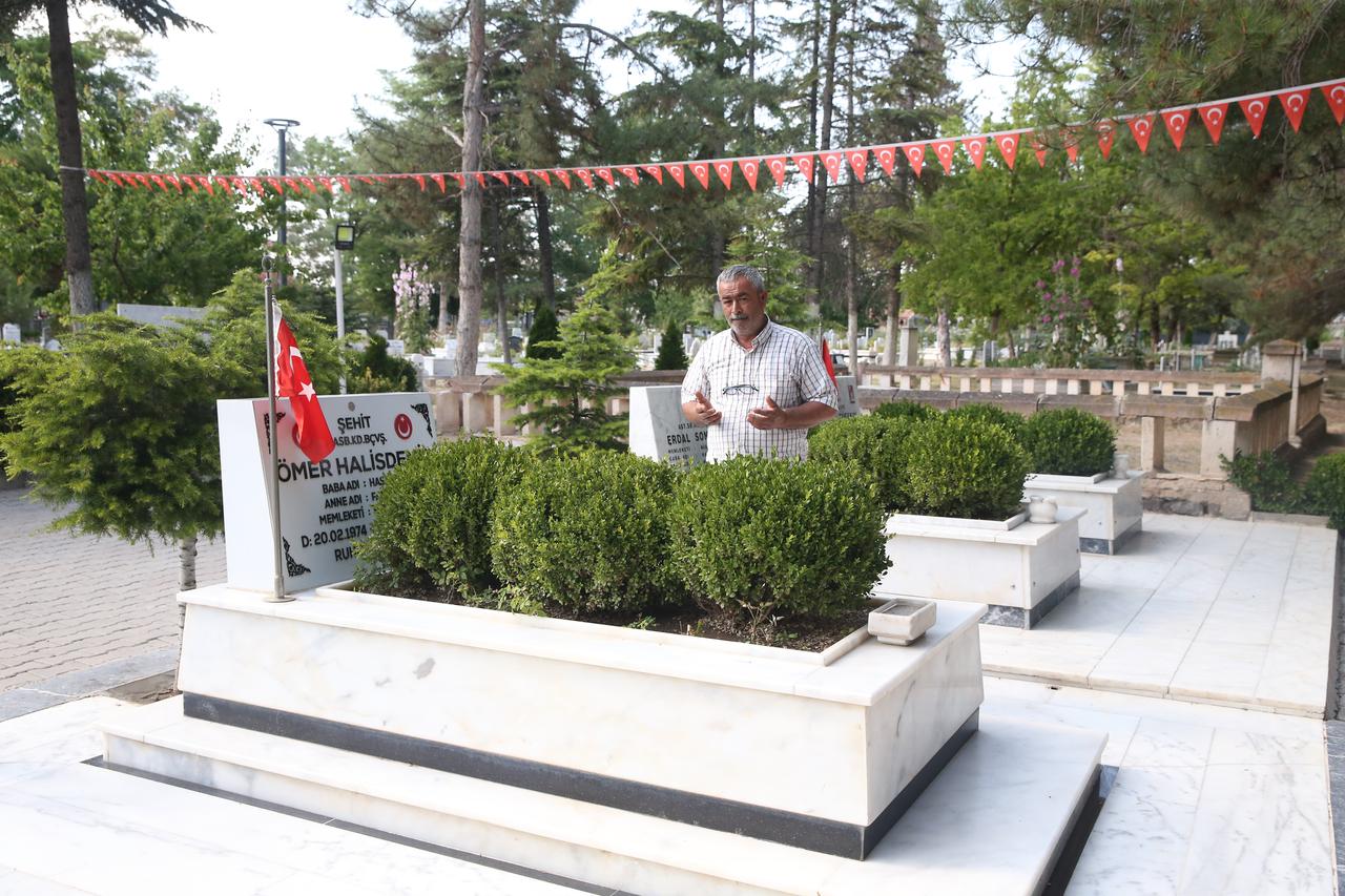 A visitor stands near the grave of Omer Halisdemir in Cukurkuyu, where people continue to pay tribute to the July 15 hero. (AA Photo)