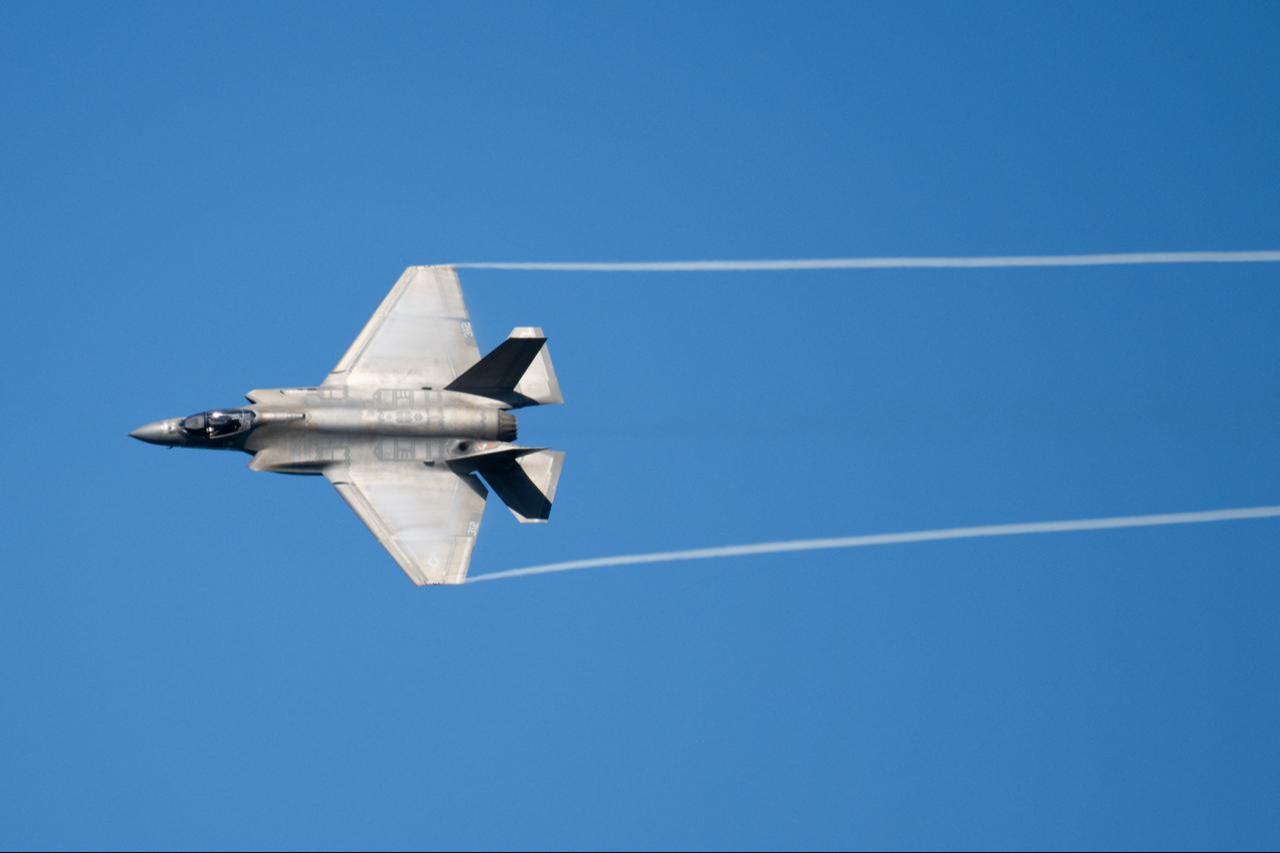 A US Navy F-35 performs a fly-by for the US president and first lady as they visit the USS George H.W. Bush aircraft carrier, October 5, 2025. (AFP Photo)