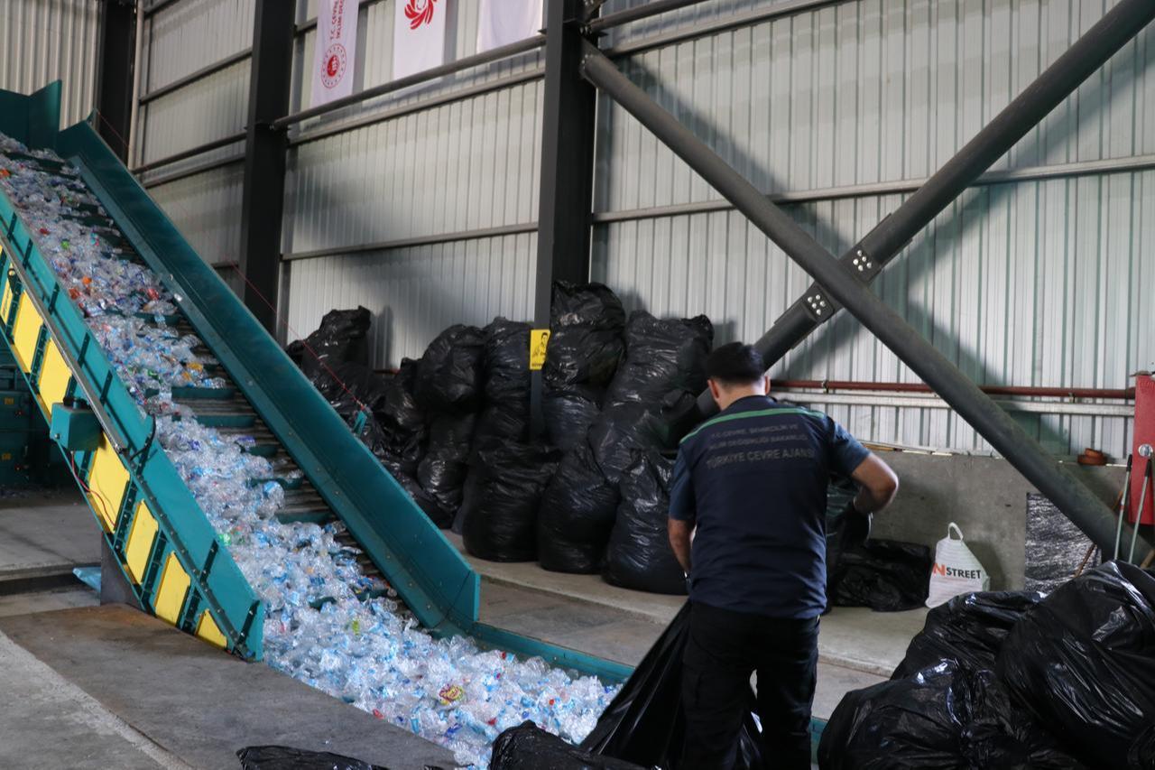 Coolected beverage containers transported by field staff to the DOA CEYAS (Environmental Management Services Inc.) Storage and Counting Center in the Erenler district, which began operations last March. (AA Photo)