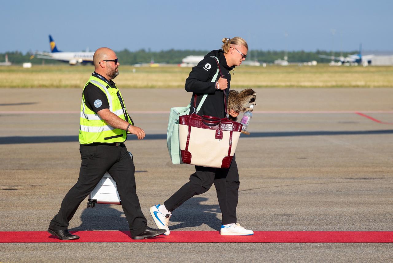 Norway's striker Erling Braut Haaland is pictured after getting off the plane as the Norway's national football team landed at Oslo's Gardermoen Airport, July 13, 2026. (AFP Photo)
