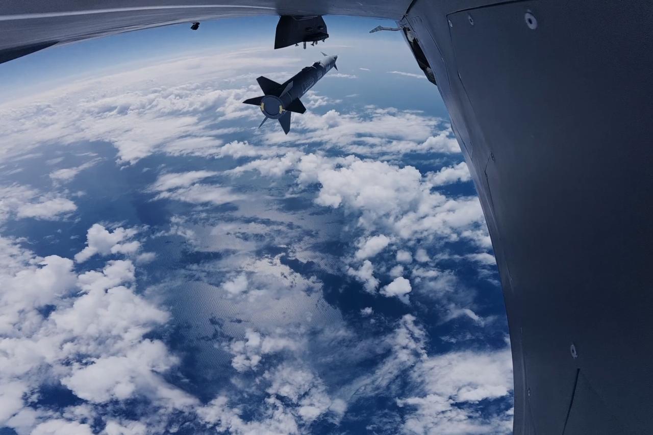 Bayraktar Kizilelma hits target with supersonic JET-230 missile