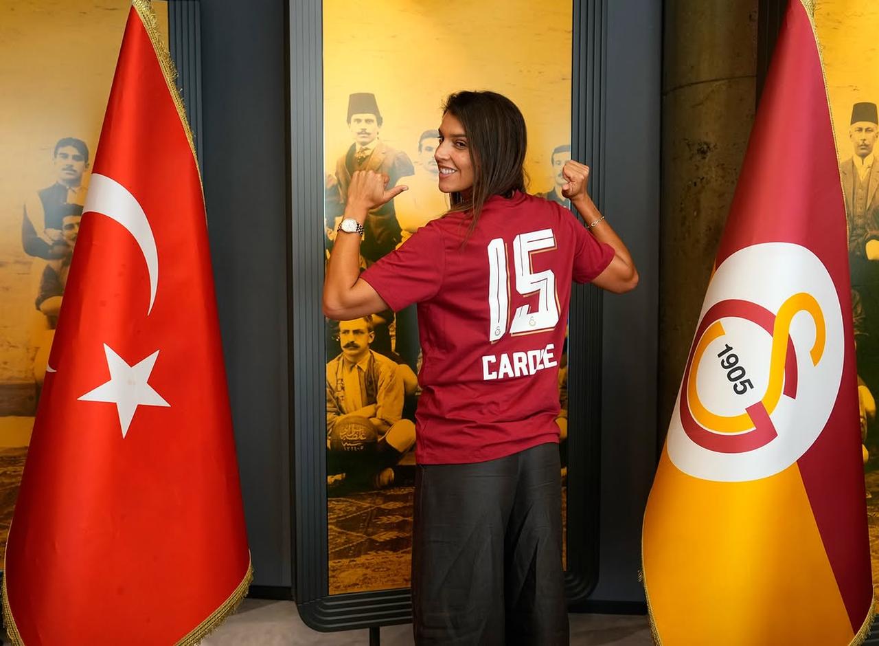 Portuguese defender Carole Costa poses with Galatasaray’s No. 15 shirt following her transfer to the Istanbul club, Türkiye, July 13, 2026. (Photo via Instagram/@kadinfutbolgs)