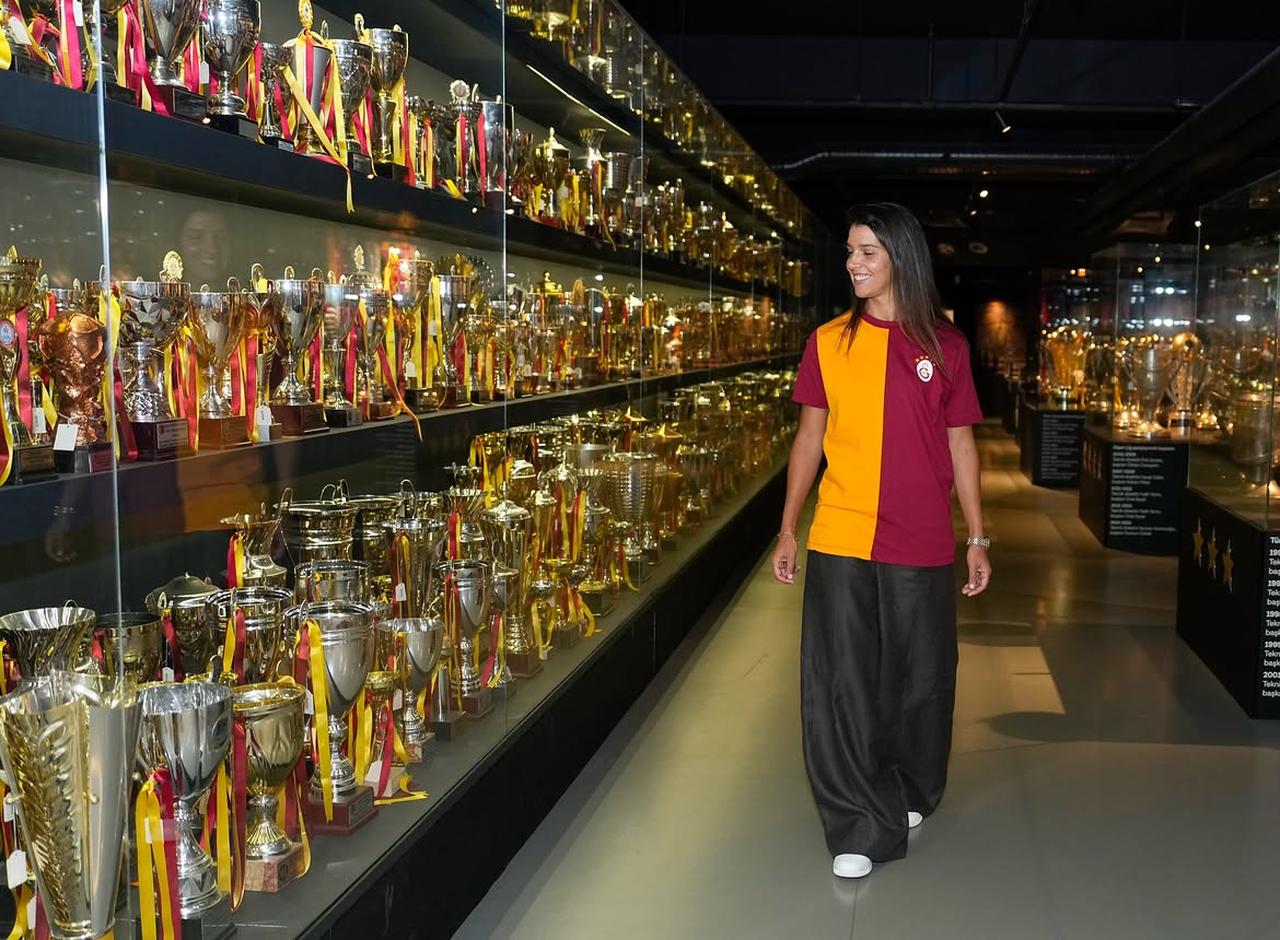 Galatasaray’s new signing Carole Costa visits the club’s trophy museum in Istanbul, Türkiye, July 13, 2026. (Photo via Instagram/@kadinfutbolgs)