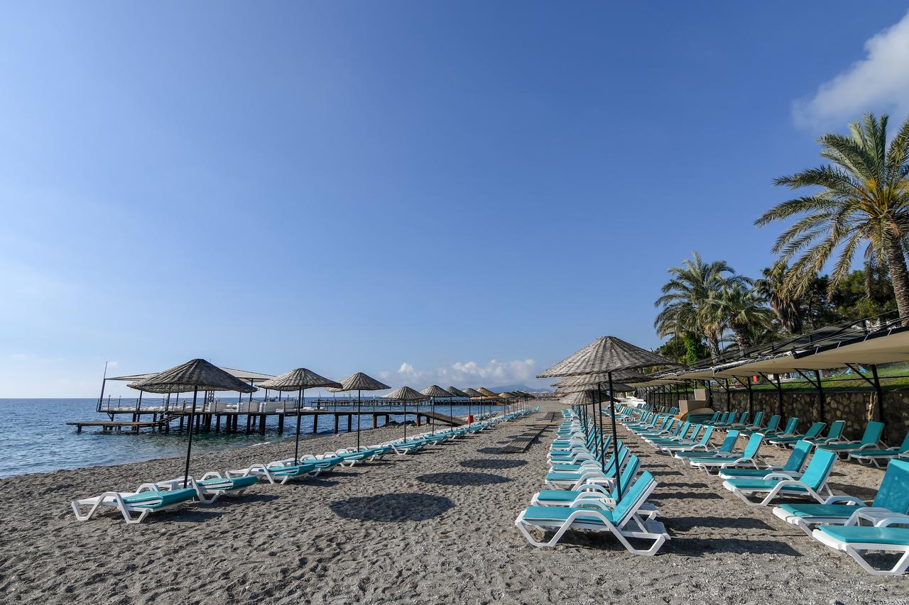 Sun loungers and beach umbrellas line the shore at a seaside resort in Kemer, Antalya, Türkiye. (Adobe Stock Photo)