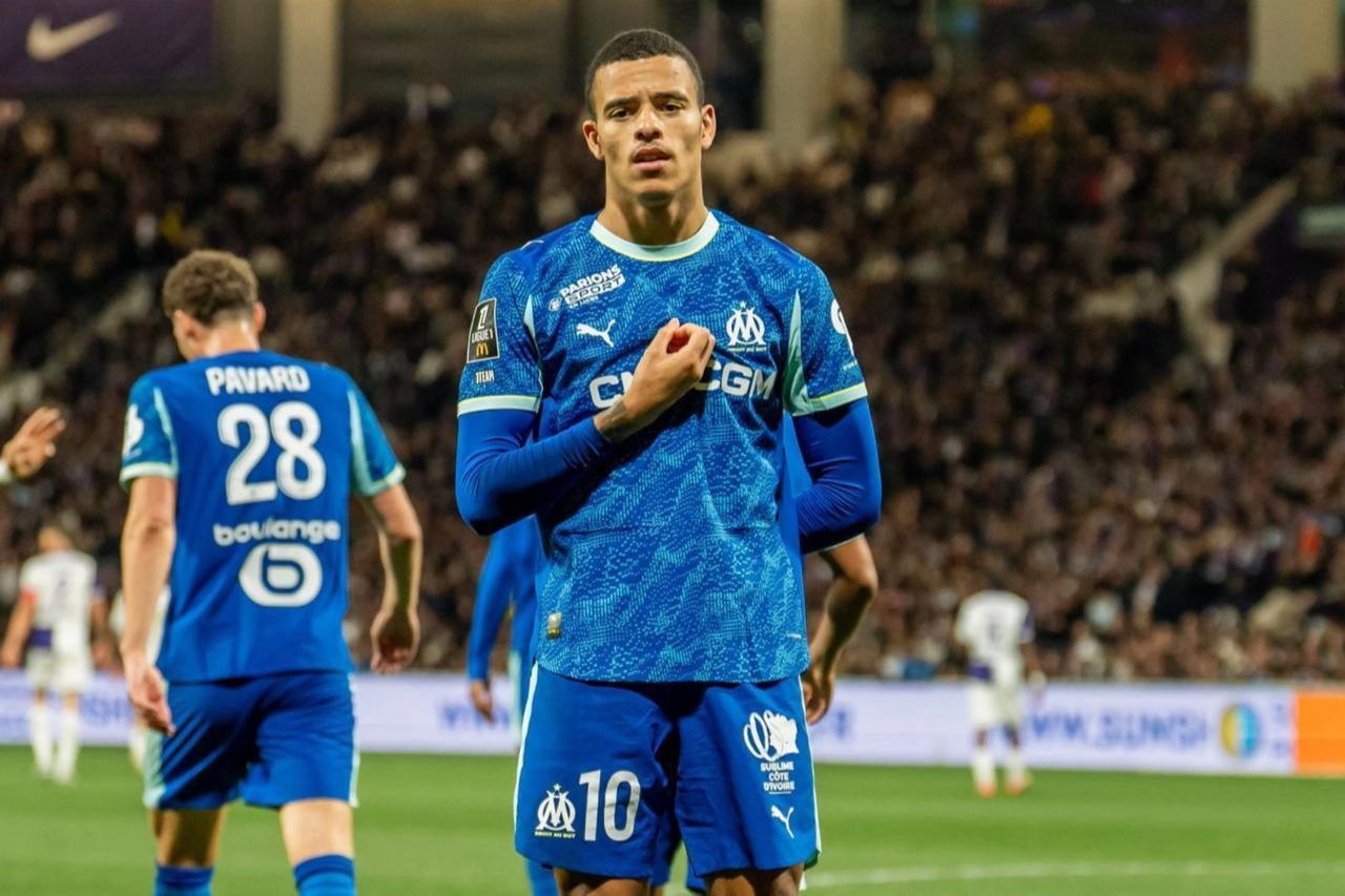 Marseille's English forward #10 Mason Greenwood gestures after scoring his team first goal during the French L1 football match between Toulouse FC and Olympique de Marseille (OM) at the TFC Stadium in Toulouse, southwestern France, March 7, 2026. (AFP Photo)