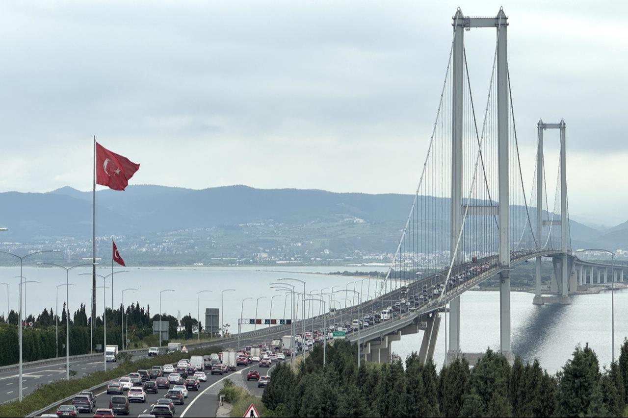 A view of the entrance to the Osmangazi Bridge during heavy traffic in Istanbul, Türkiye, May 23, 2026. (AA Photo)