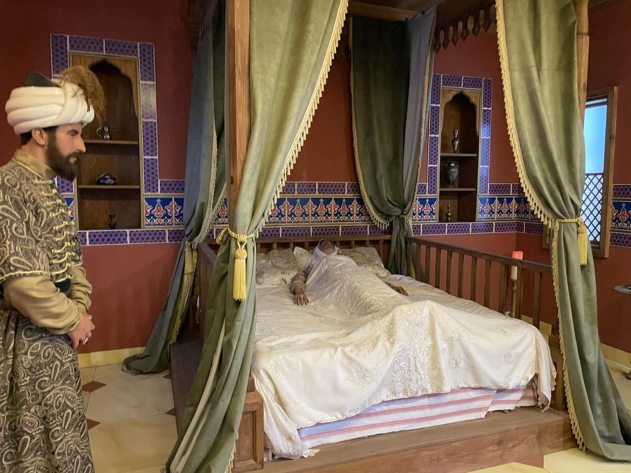 This Manisa Museum display depicts the ailing Hafsa Sultan, mother of Suleiman the Magnificent, whose recovery, thanks to Merkez Efendi’s herbal paste, gave birth to the 500-year-old tradition of Mesir Macunu. (Photo by Koray Erdogan)