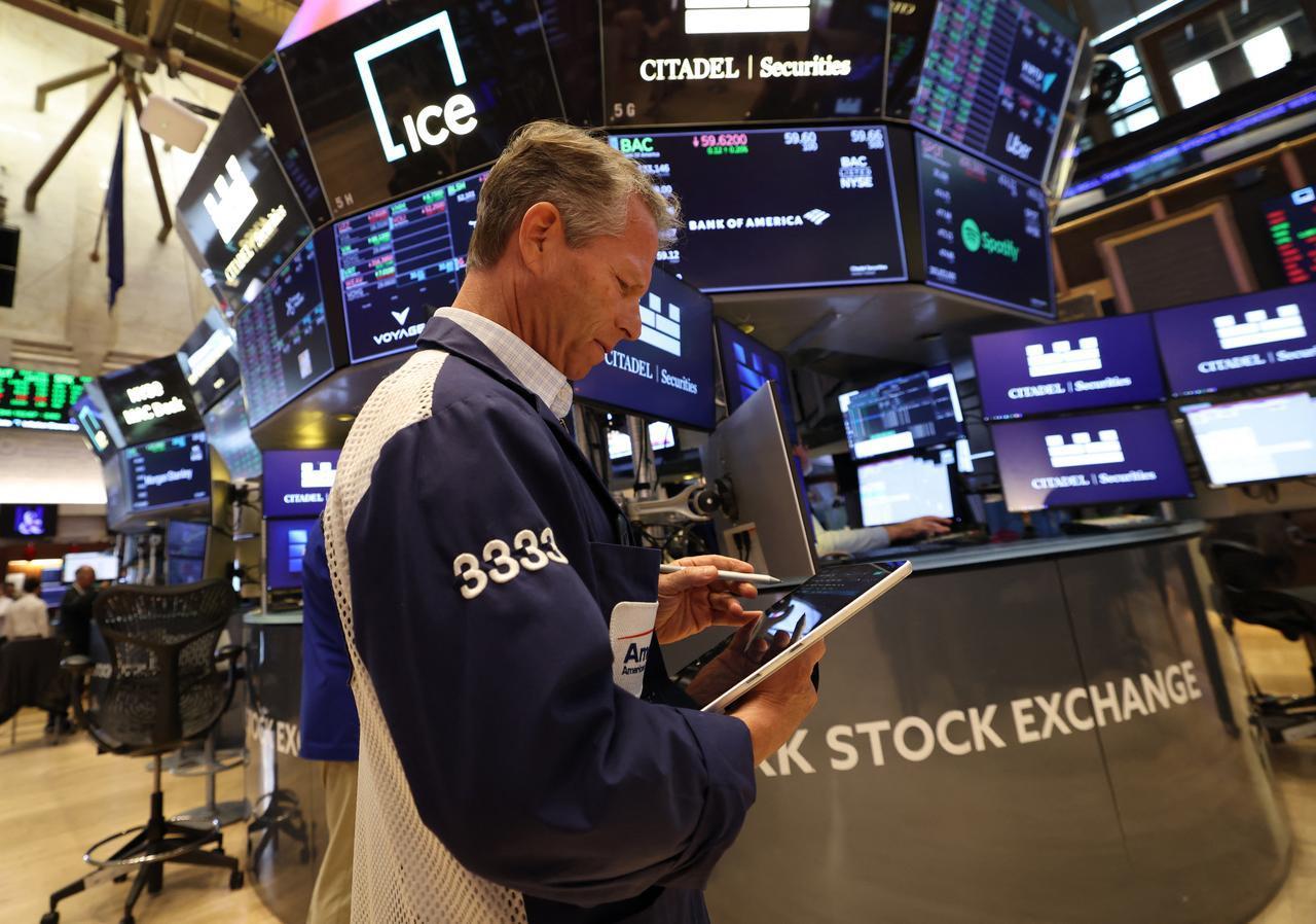 A trader works on the floor of the New York Stock Exchange (NYSE) in New York, July 14, 2026. (AFP Photo)