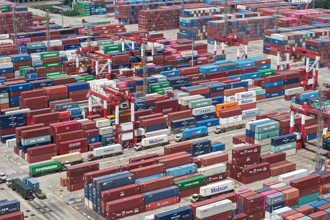 China's economy slows as strong exports fail to lift growth