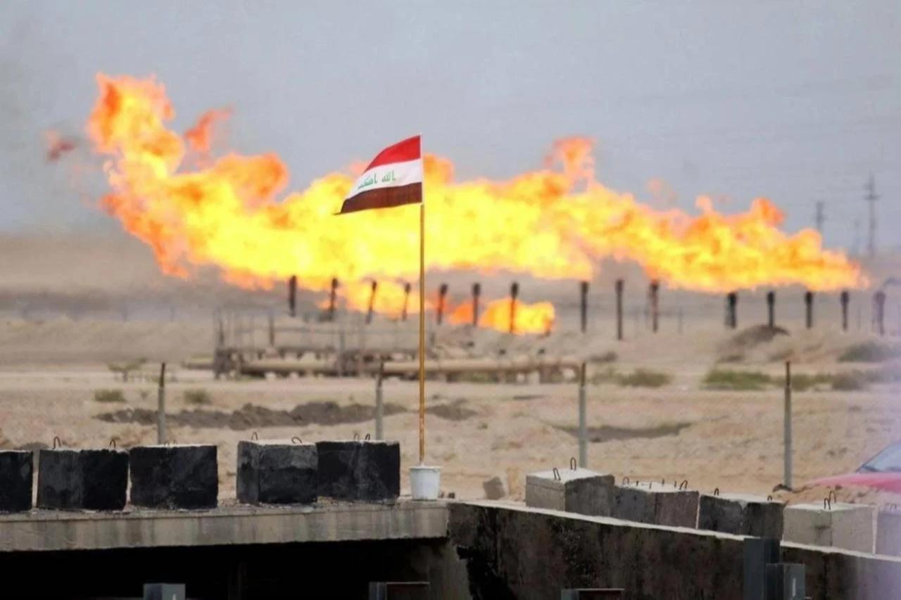Flames rise from facilities at Zubair oil field near Basra in southern Iraq, March 3, 2016. (AFP Photo)
