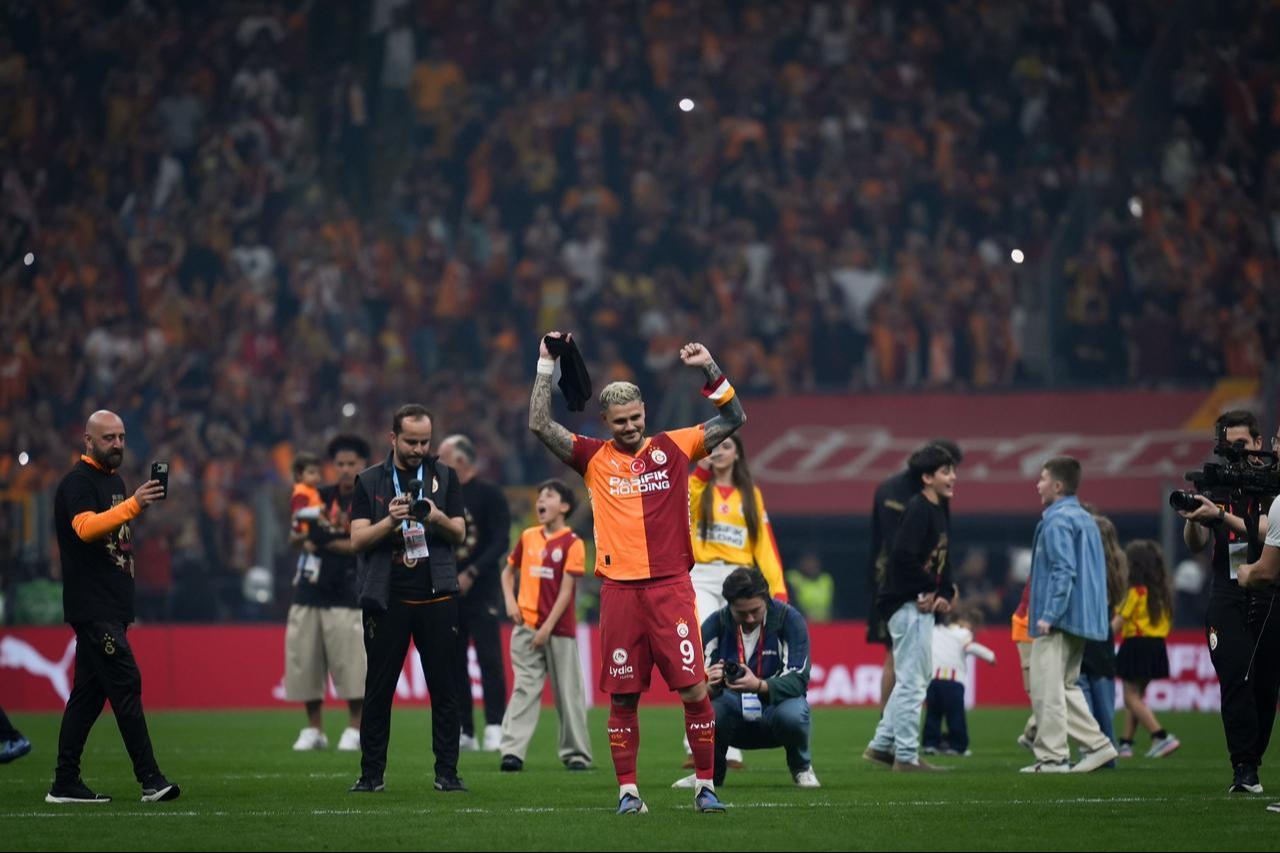 Galatasaray player Icardi (C) celebrates their 26th championship after the Turkish Super Lig week 33 football match against Hesap.com Antalyaspor at RAMS Park in Istanbul, Türkiye, May 9, 2026. (AA Photo)