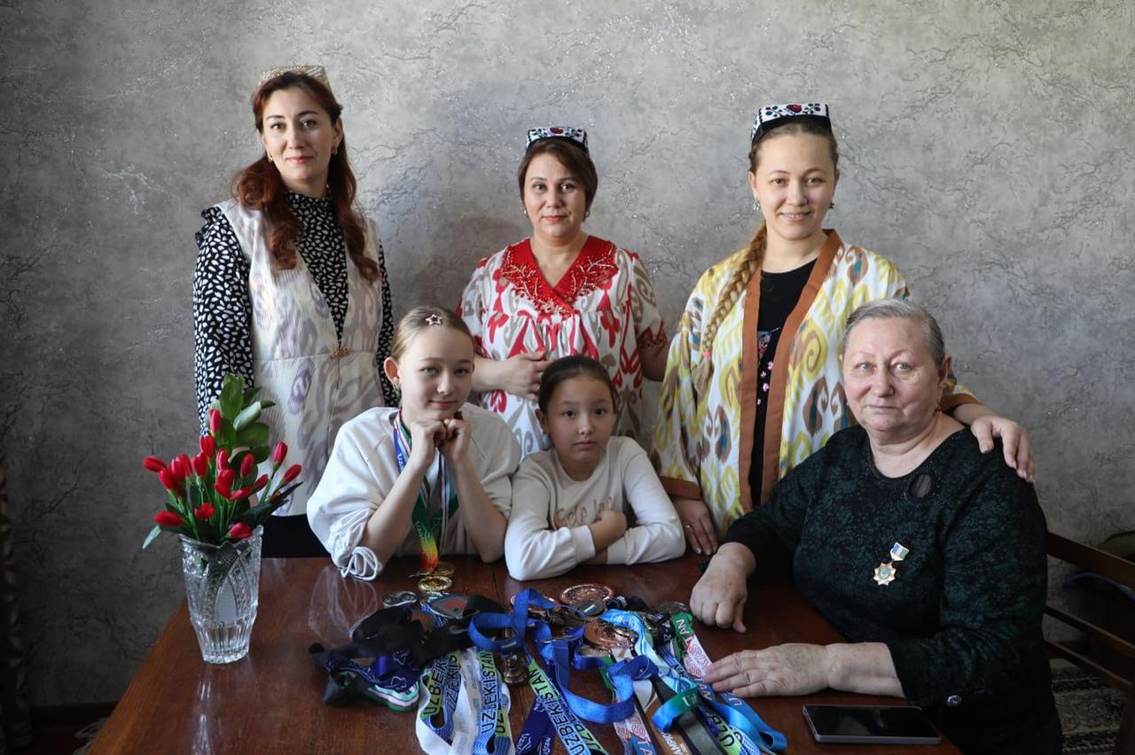Members of the Sobirov family gather around a holiday table featuring dishes from Uzbek, Russian, Bashkir and Karakalpak traditions in Takhiatash, Karakalpakstan, Uzbekistan. (Photo courtesy of the Information Service of the Takhiatash District Administration)