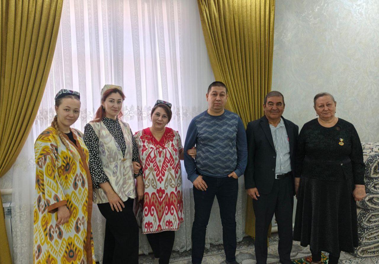 Haytboy and Tatyana Sobirov pose with their family in the Markaziy mahalla of Takhiatash, Karakalpakstan, Uzbekistan. (Photo courtesy of the Information Service of the Takhiatash District Administration)