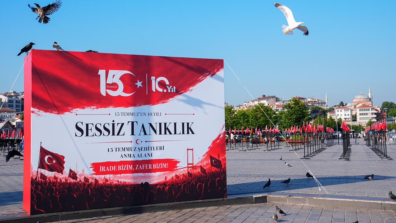 Memorial installation honors July 15 martyrs in Uskudar Square