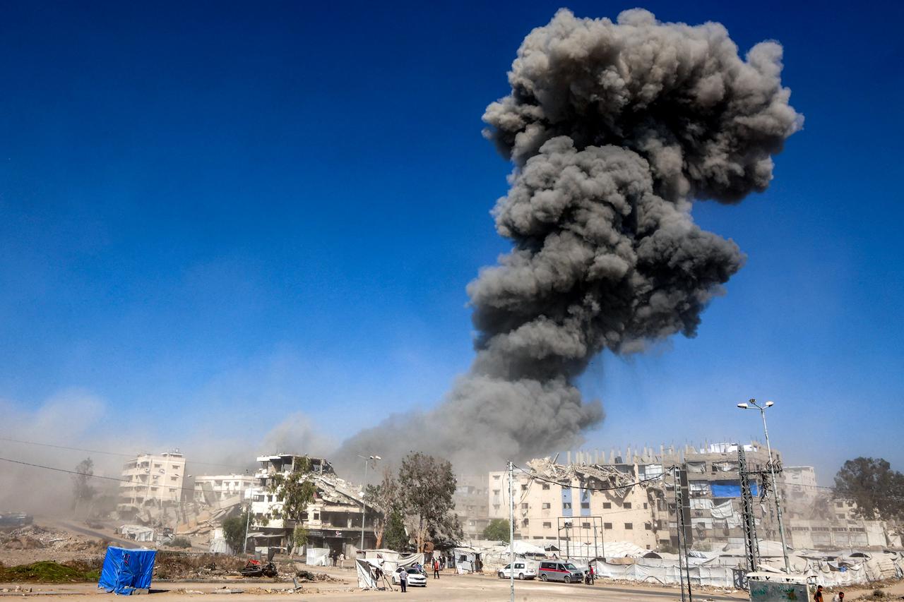A smoke plume billows during an Israeli strike on an industrial area in Gaza City, July 12, 2026. (AFP Photo)