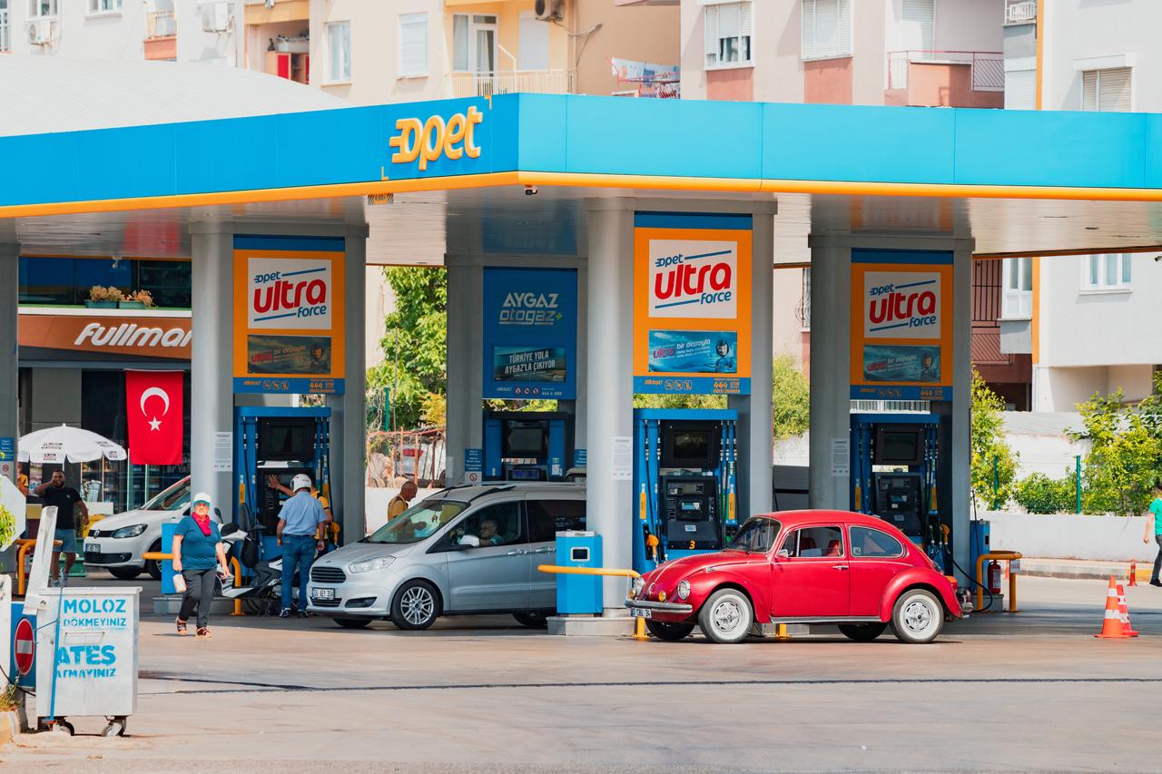 Vehicles line up at an Opet gas station in Antalya, Türkiye, May 30, 2021. (Adobe Stock Photo)