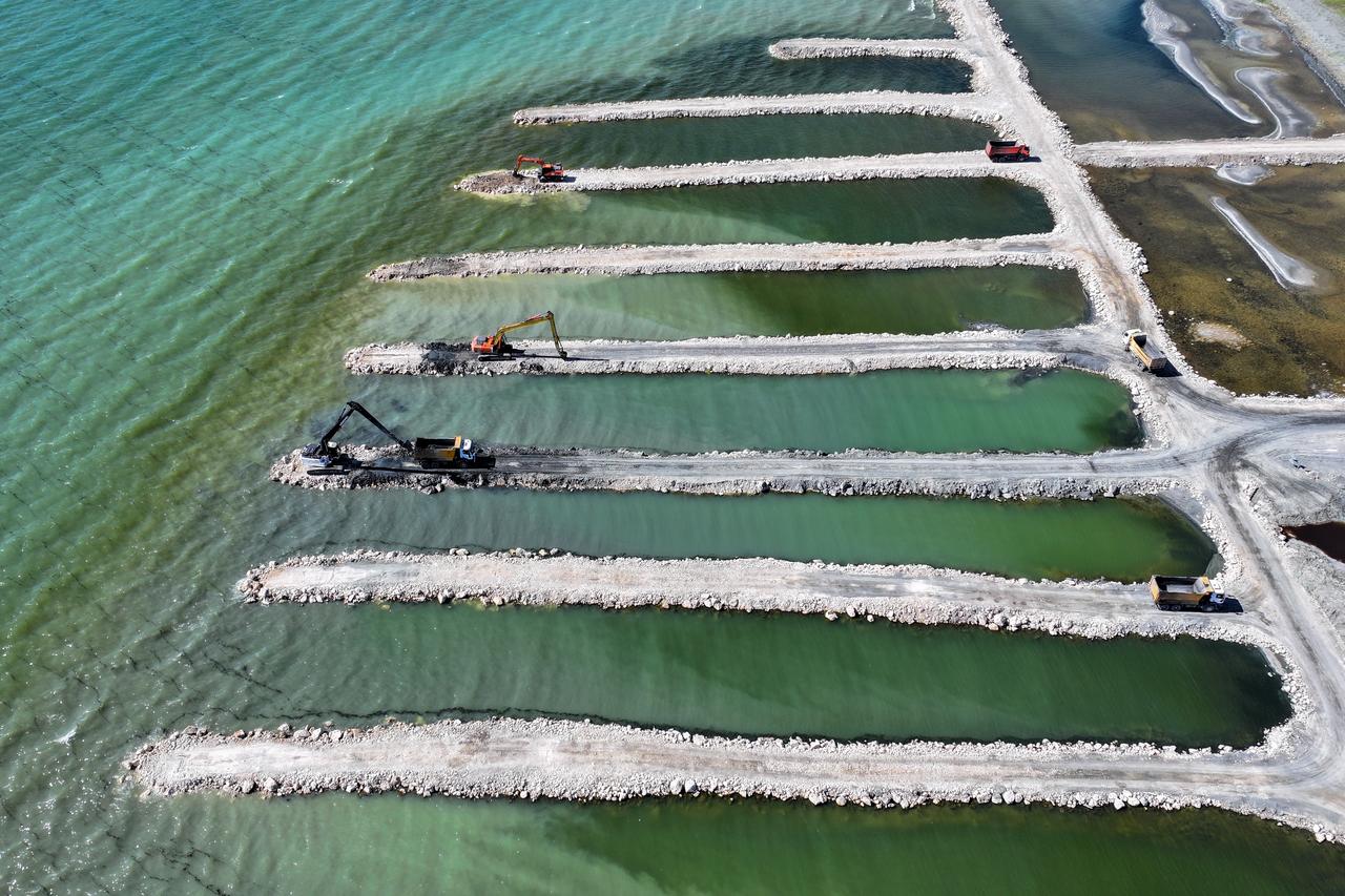 Van Lake cleanup targets 2.8M cubic meters of bottom sludge