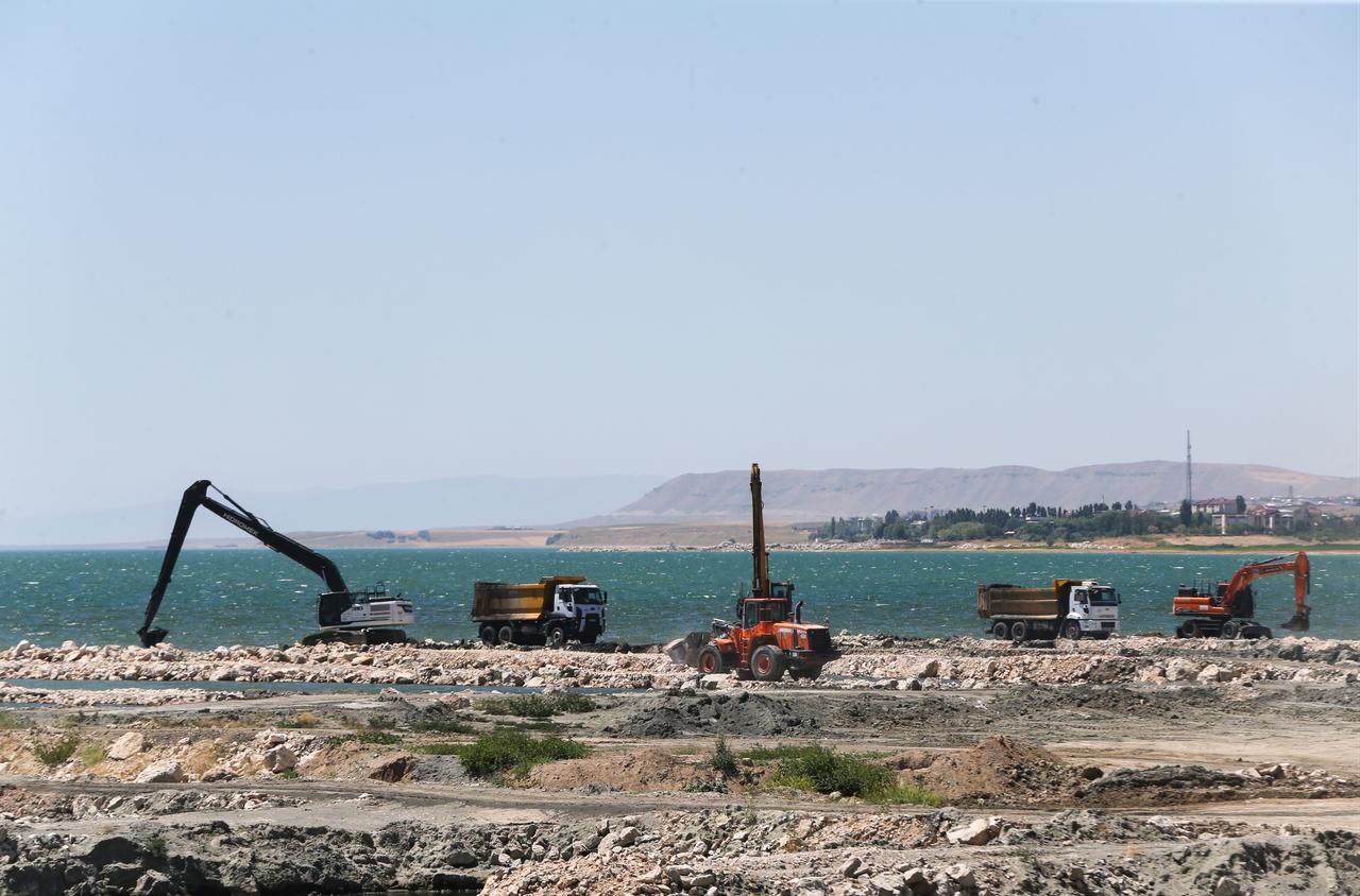 Excavators, loaders and trucks take part in the ongoing cleanup of bottom sludge along Lake Van’s shoreline in eastern Türkiye, July 15, 2026. (AA Photo)