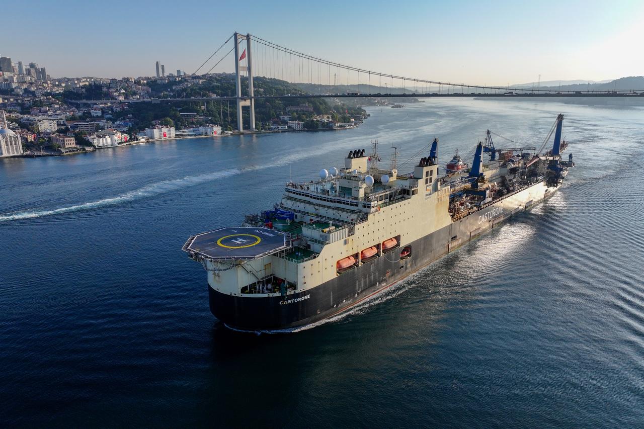 Huge pipe layer CASTRONE crosses Bosphorus for Romania's Neptun Deep