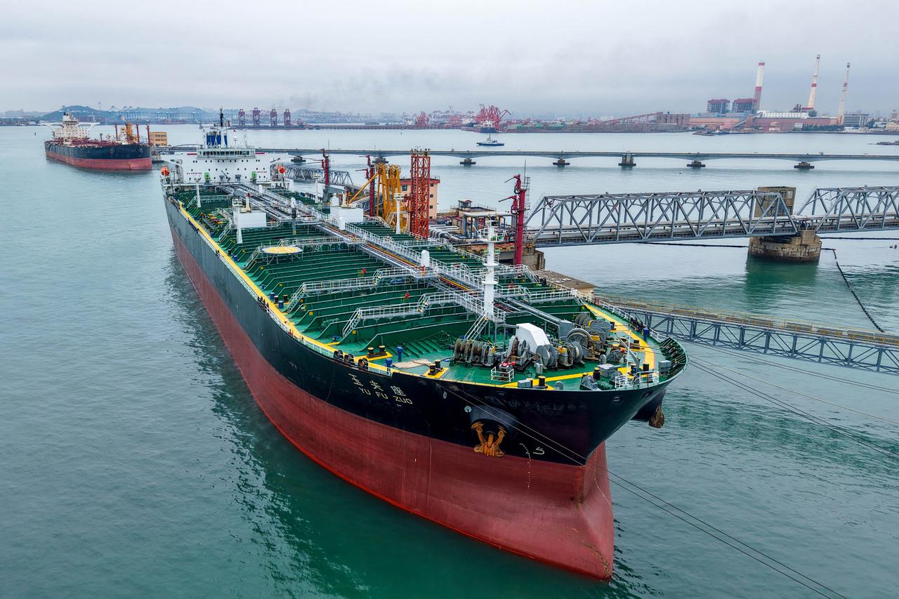 Oil stays elevated as stocks, gold fall amid Hormuz escalation