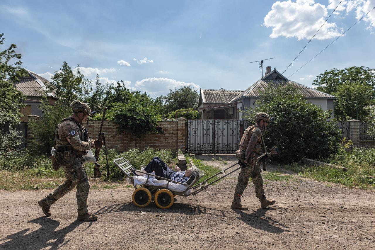 A woman with reduced mobility is evacuated by police officers from the “White Angels” unit in the city of Druzhkivka, Ukraine, 3 July 2026 (AA Photo)