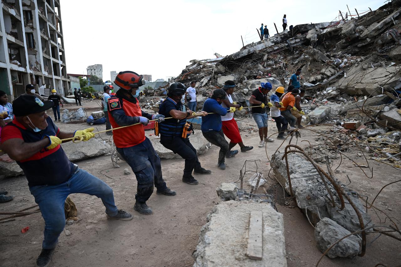 Volunteers and rescuers pull on a rope to move debris from the rubble of a collapsed apartment building during a search operation in Caraballeda, La Guaira state, Venezuela, July 12, 2026. (AFP Photo)