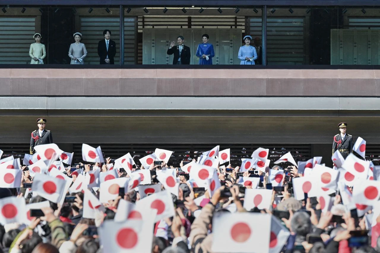 Well-wishers wave national flags marking the emperor's 65th birthday in Tokyo on February 23, 2025. (AFP Photo)