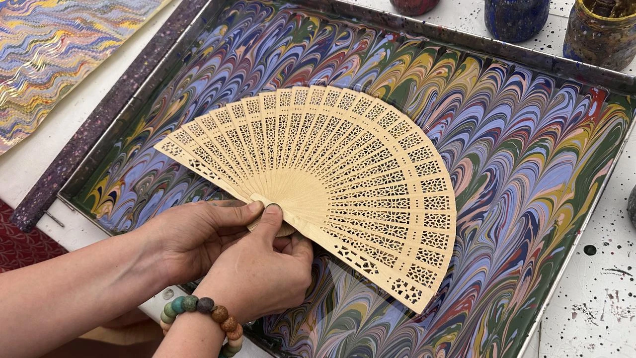 Ebru workshop brings Turkish marbling art to Athens