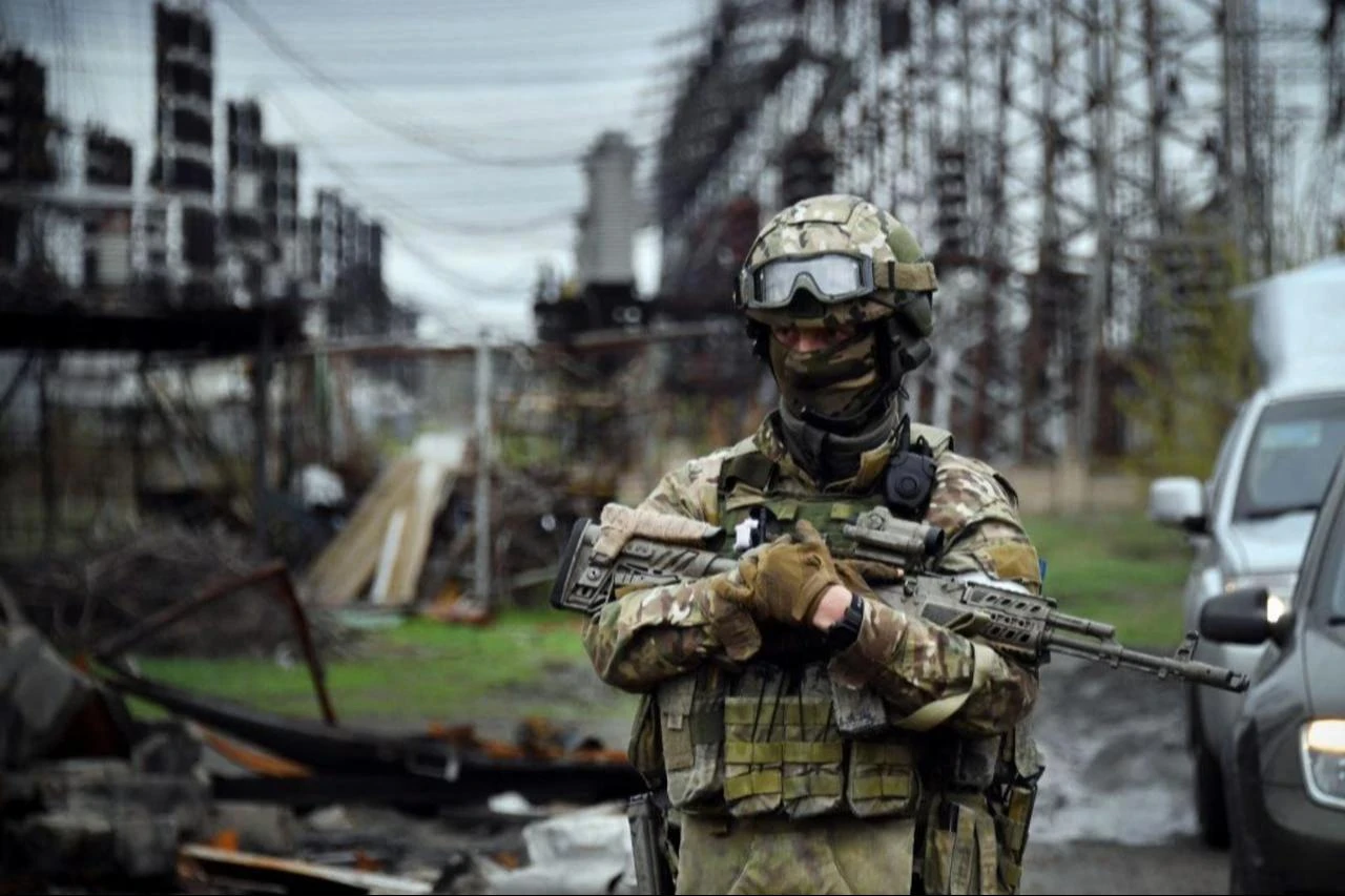 In this picture taken on April 13, 2022, a Russian soldier stands guard at the Luhansk power plant in the town of Shchastya. (AFP Photo)
