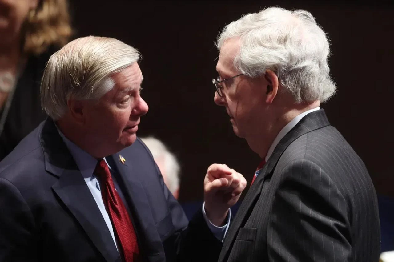 On the image, a moment between U.S. Senators Lindsey Graham and Mitch McConnell. (AFP Photo)