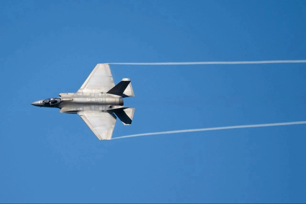 A US Navy F-35 performs a fly-by for the US president and first lady as they visit the USS George H.W. Bush aircraft carrier, October 5, 2025. (AFP Photo)