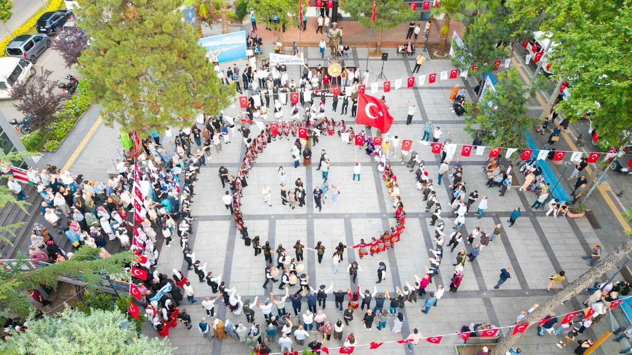 Participants perform a folk dance in a large circle during the 34th International Akçaabat Music and Folk Dance Festival in Akçaabat, Trabzon, Türkiye, July 17, 2026. (AA Photo)