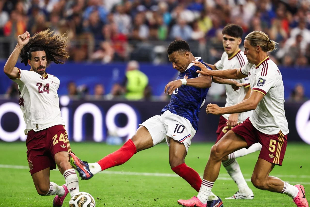 #10 Kylian Mbappe kicks the ball past #24 Marc Cucurella and #05 Marcos Llorente during the 2026 World Cup semi-final match in Arlington, US, July 14, 2026.  (AFP Photo)