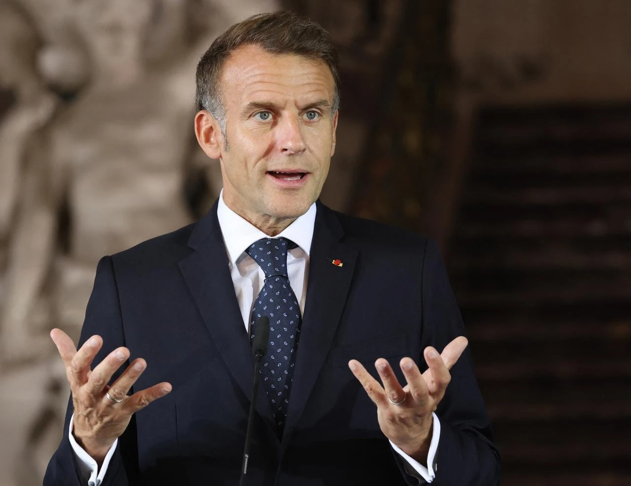 Der französische Präsident Emmanuel Macron gestikuliert während einer gemeinsamen Pressekonferenz mit der deutschen Bundeskanzlerin auf Schloss Augustusburg während des 26. deutsch-französischen Kabinetts in Brühl, Westdeutschland, am 17. Juli 2026. (AFP-Foto)
