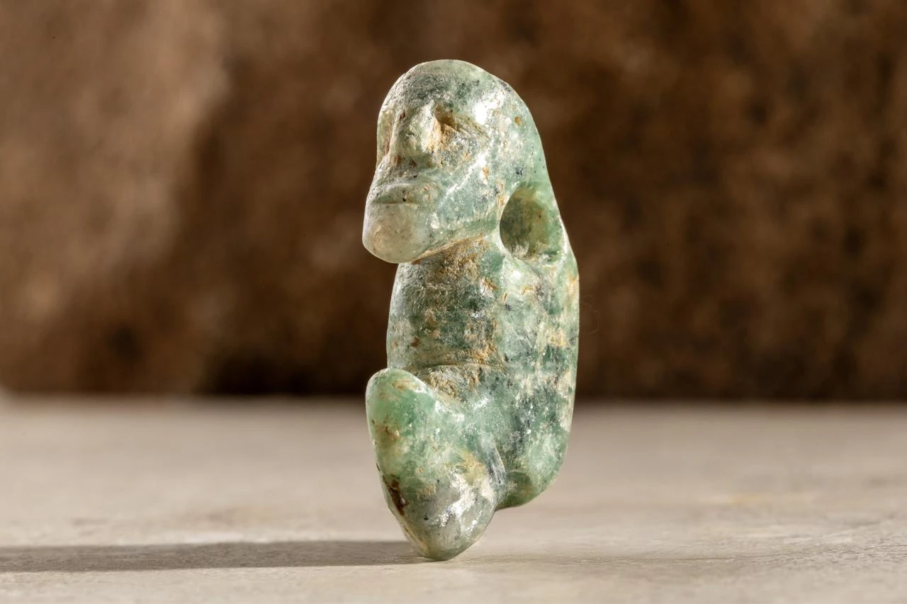 A jadeite human-vulture pendant from Sefertepe, dating to 8,500–7,000 BCE. (Photo by Yusuf Aslan, courtesy of Şanlıurfa Museum Archive)