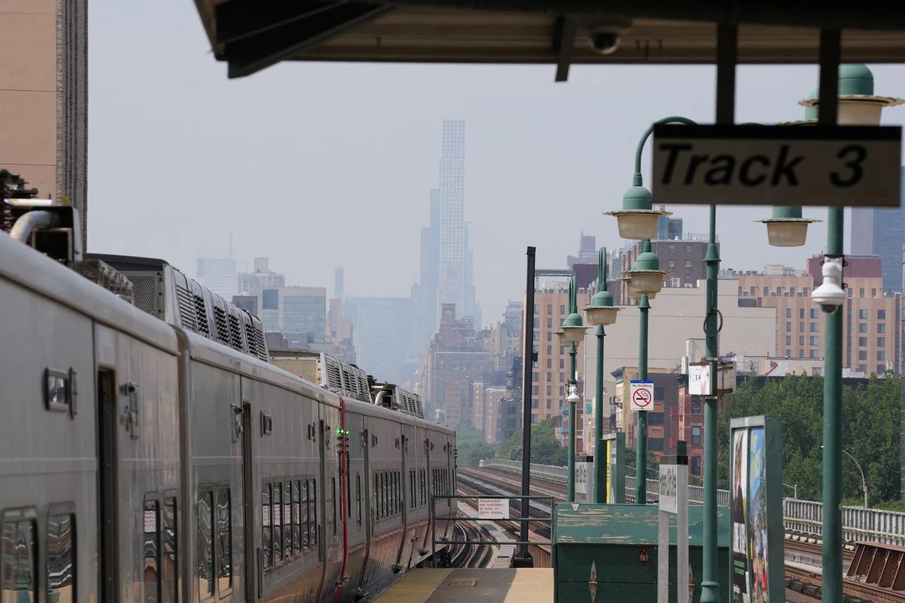Smoke fills the sky in New York on July 17, 2026. (AFP Photo)